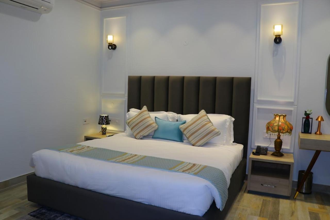 Отель Elegance Regency Khanna  Экстерьер фото